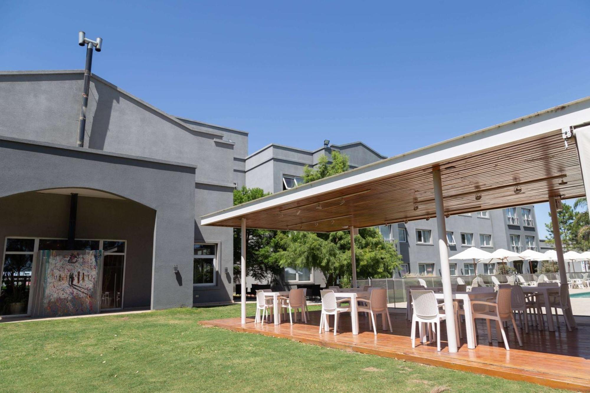 Howard Johnson Hotel & Resort Funes Exterior foto