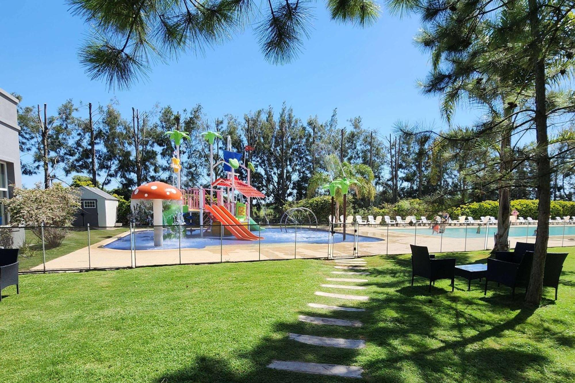 Howard Johnson Hotel & Resort Funes Exterior foto
