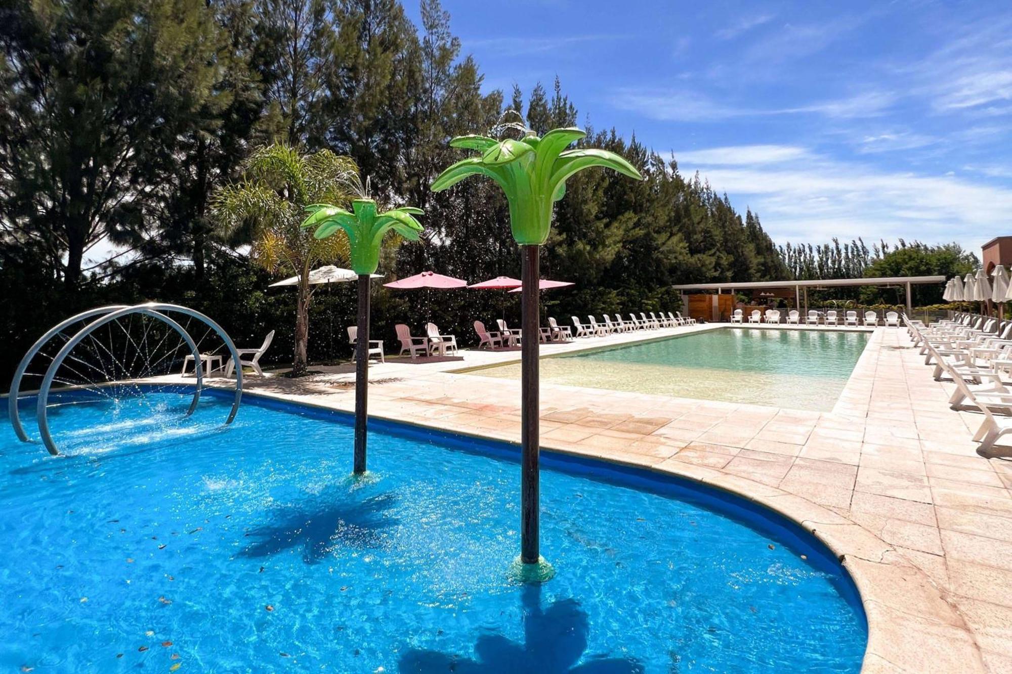 Howard Johnson Hotel & Resort Funes Exterior foto
