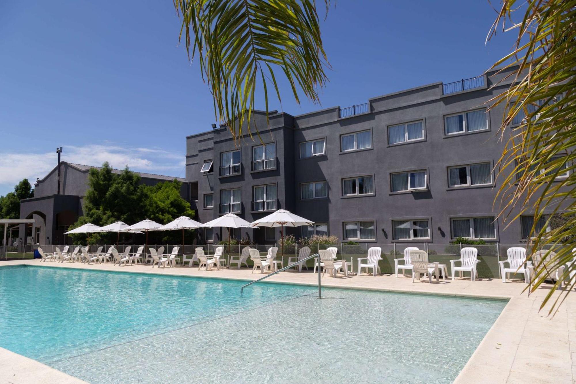 Howard Johnson Hotel & Resort Funes Exterior foto