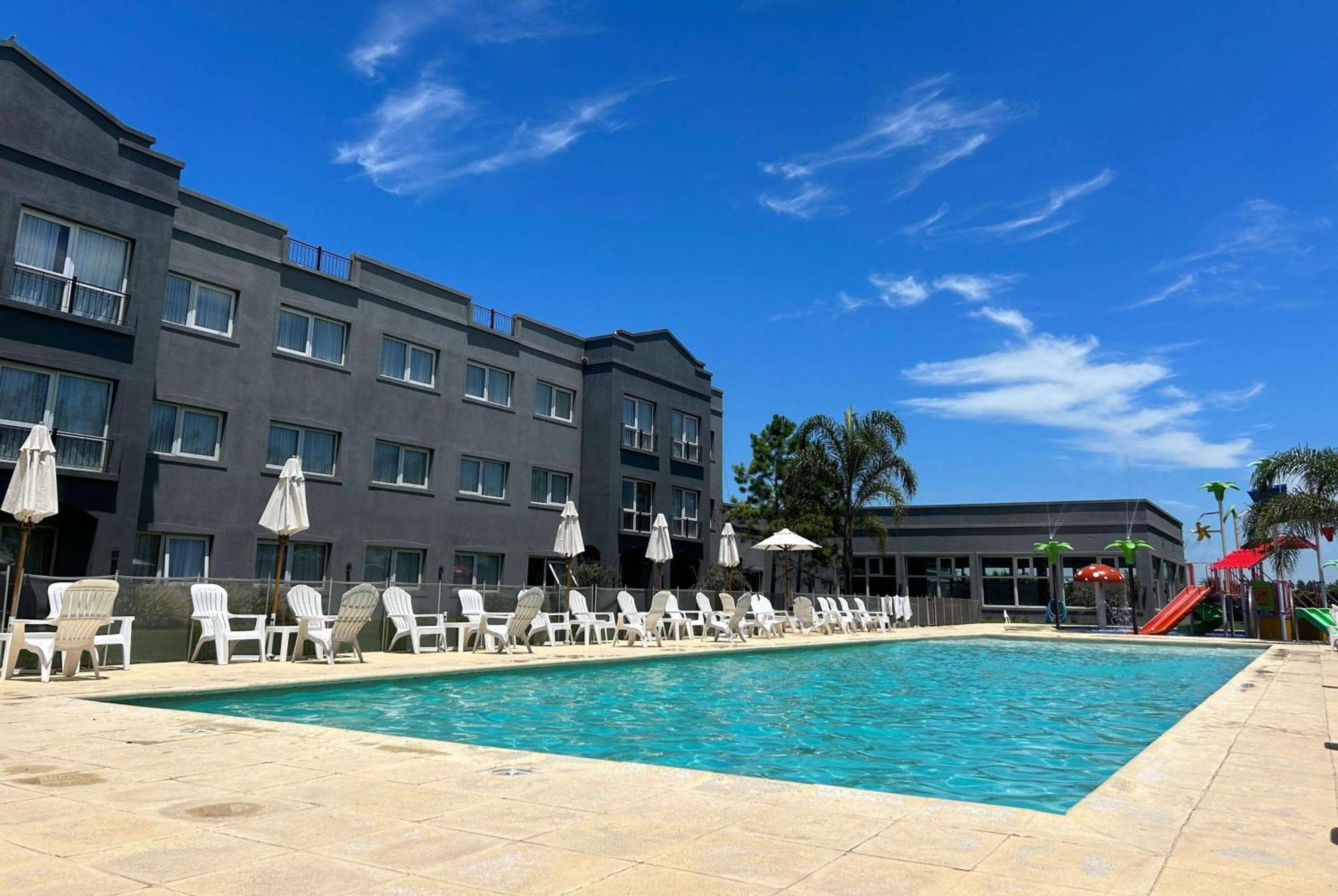 Howard Johnson Hotel & Resort Funes Exterior foto