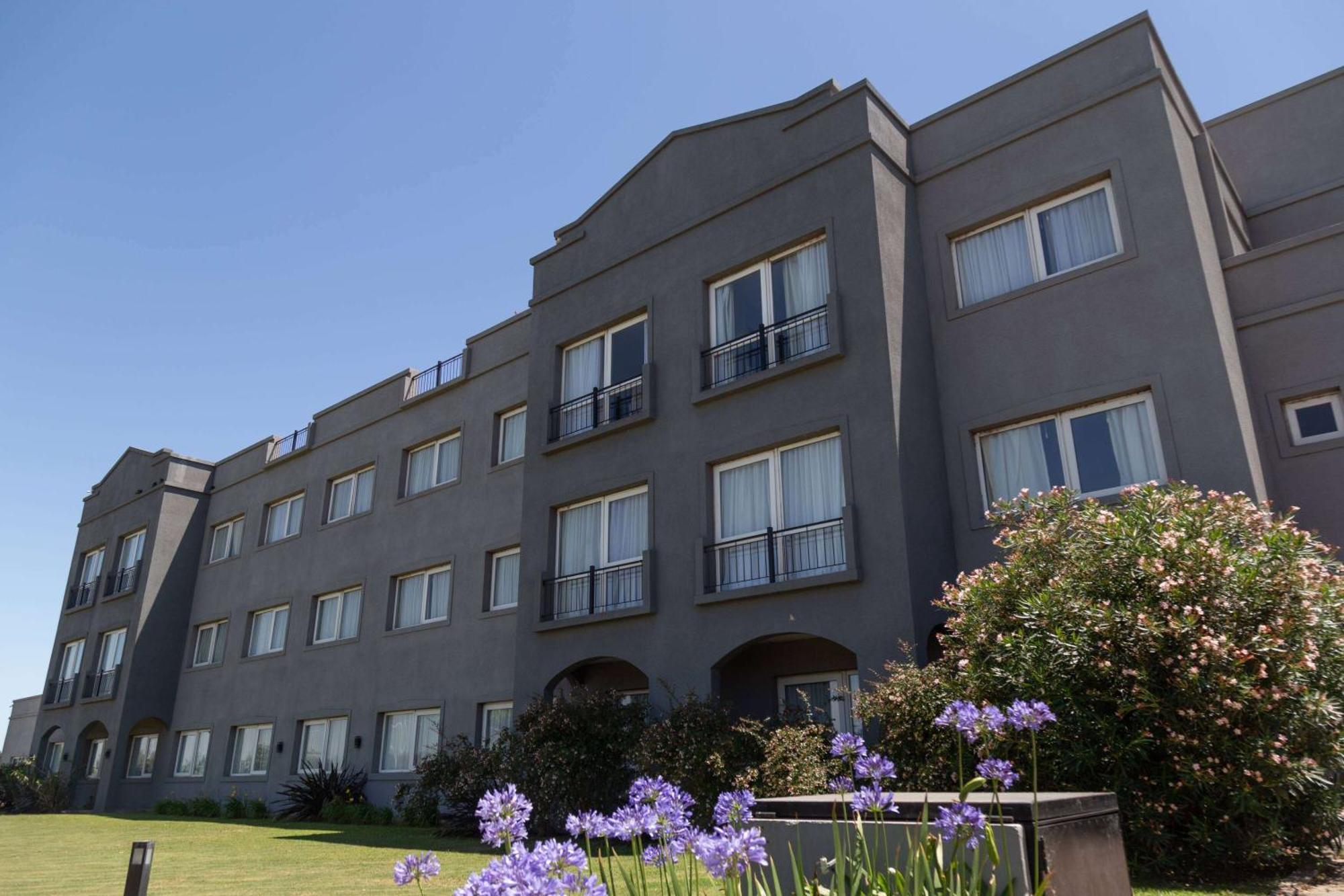 Howard Johnson Hotel & Resort Funes Exterior foto