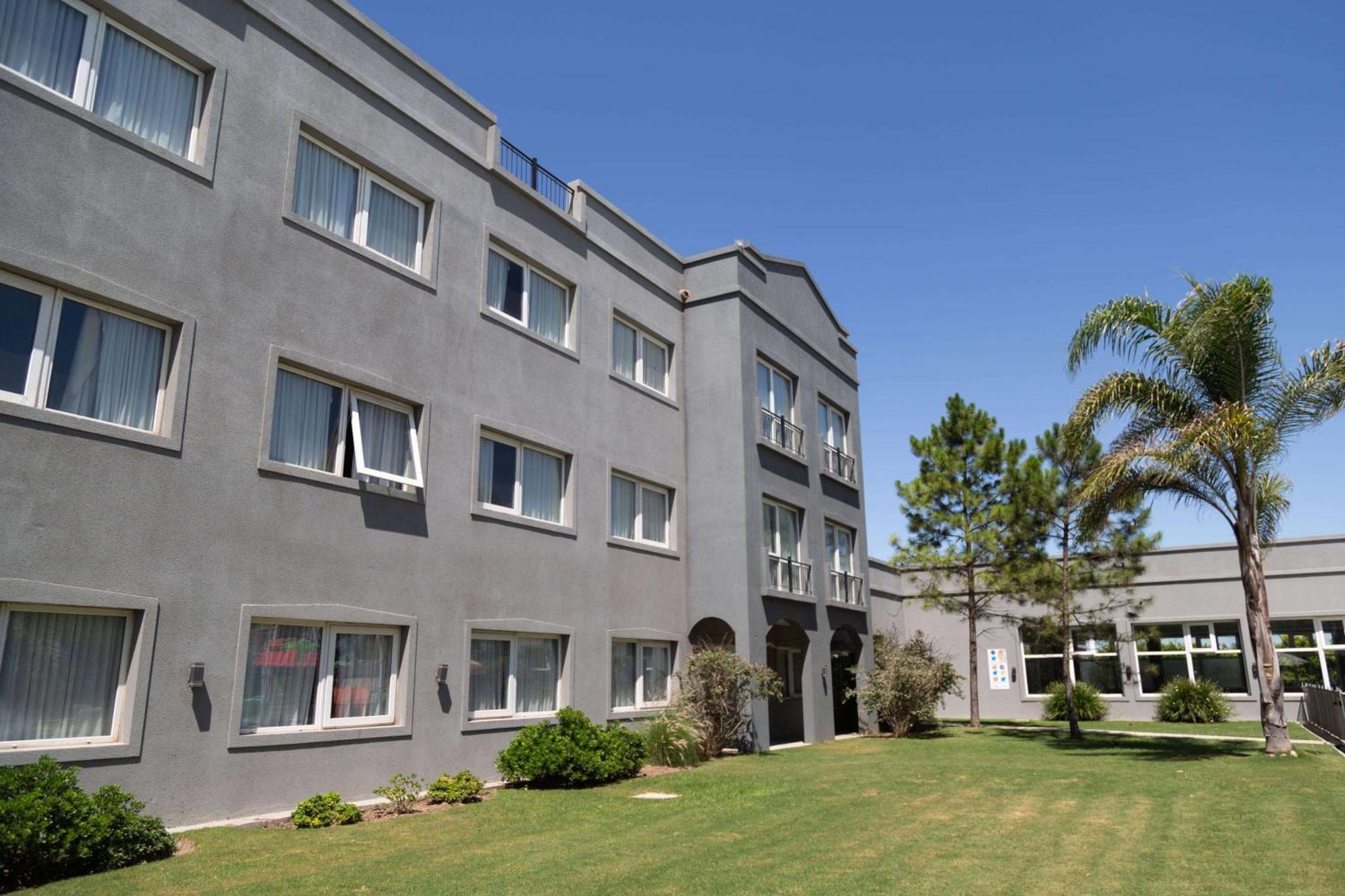 Howard Johnson Hotel & Resort Funes Exterior foto