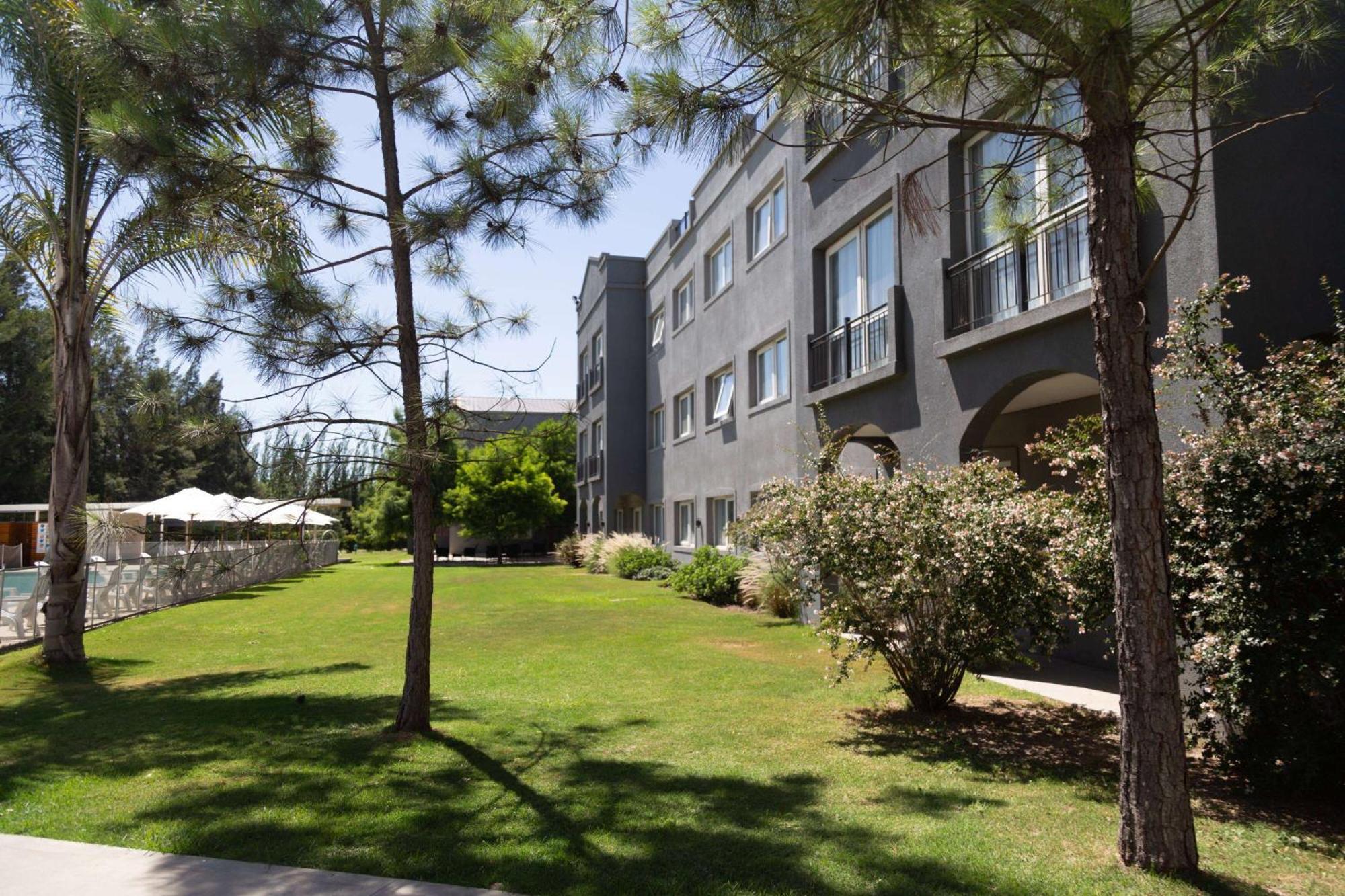 Howard Johnson Hotel & Resort Funes Exterior foto