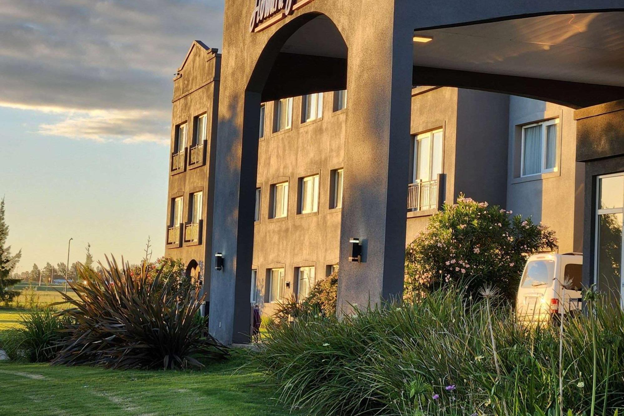 Howard Johnson Hotel & Resort Funes Exterior foto